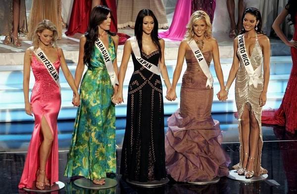 นางงามจักรวาลปี 2006 ( zuleyka rivera ).
