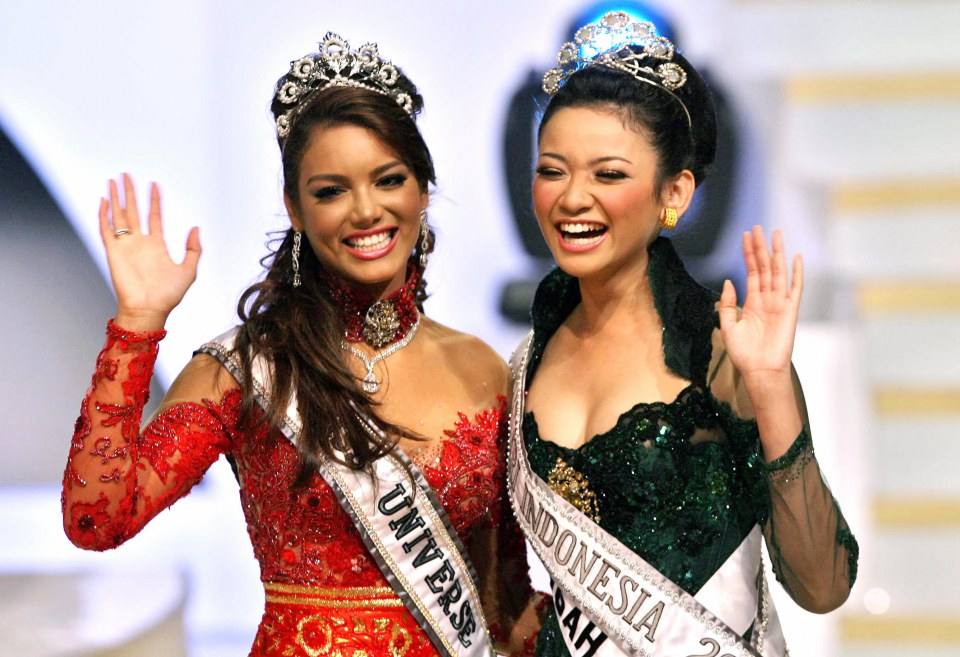 นางงามจักรวาลปี 2006 ( zuleyka rivera ).