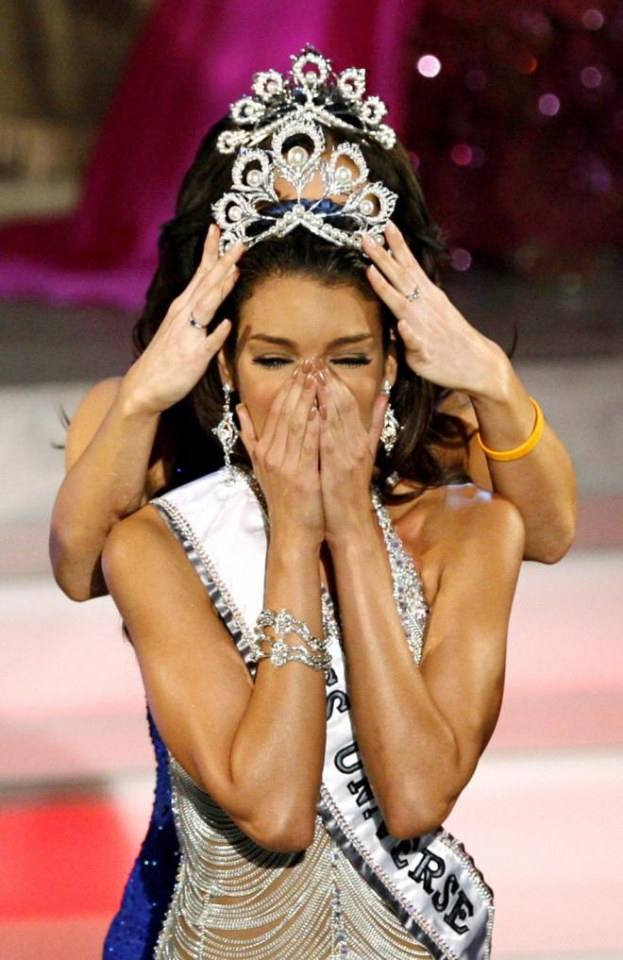 นางงามจักรวาลปี 2006 ( zuleyka rivera ).