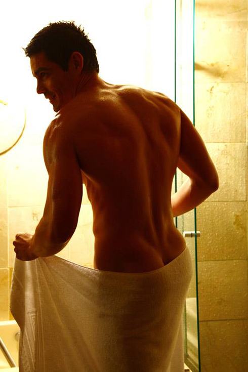 อยาก .... (put in butt)