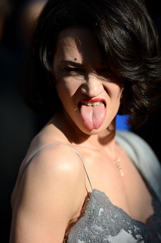 Asia Argento ชูนิ้วกลาง ใส่ช่างภาพ หนังเมืองคานส์