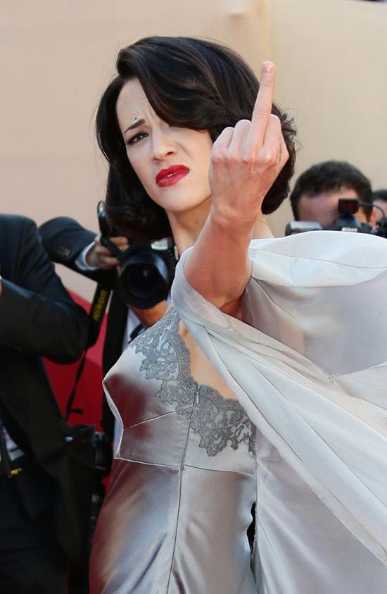 Asia Argento ชูนิ้วกลาง ใส่ช่างภาพ หนังเมืองคานส์