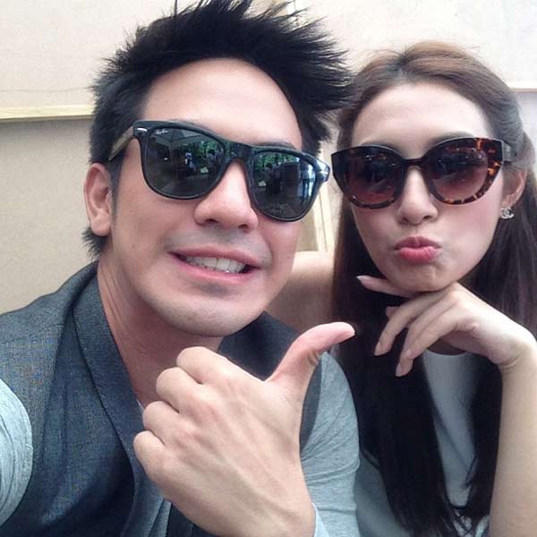 โป๊ป มิว กอดกันกลม จิ้นกระจาย ในงานประมูลการกุศล