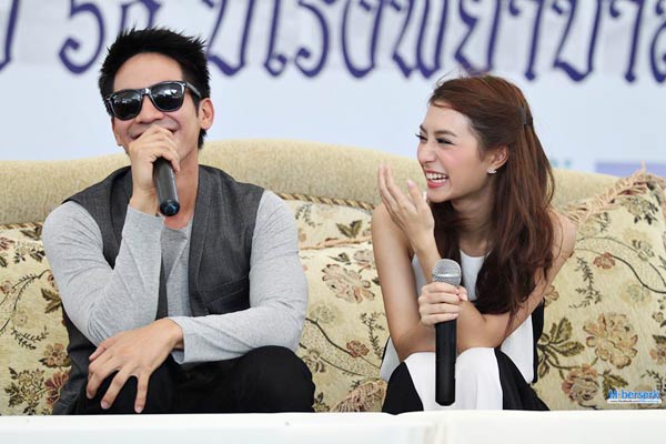 โป๊ป มิว กอดกันกลม จิ้นกระจาย ในงานประมูลการกุศล