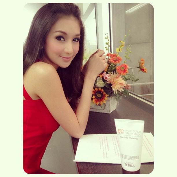 เนย โชติกา นางร้ายหน้าสวย