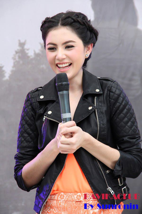 ใหม่ ดาวิกา
