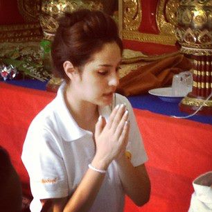 ขวัญ อุษามณี (รูปตอนไปทำบุญ)^___^