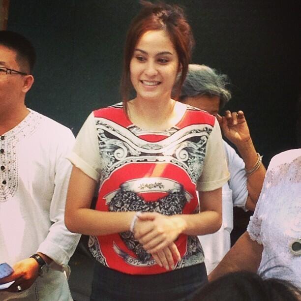 ขวัญ อุษามณี (รูปตอนไปทำบุญ)^___^
