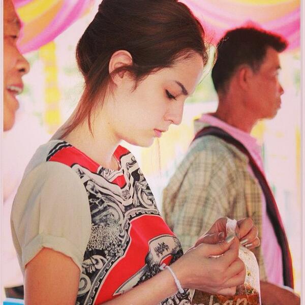 ขวัญ อุษามณี (รูปตอนไปทำบุญ)^___^