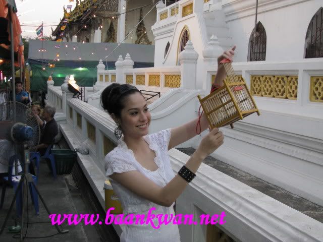 ขวัญ อุษามณี (รูปตอนไปทำบุญ)^___^