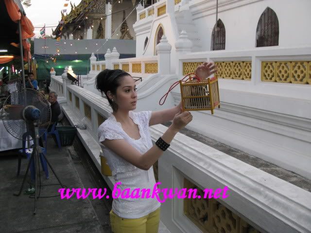 ขวัญ อุษามณี (รูปตอนไปทำบุญ)^___^