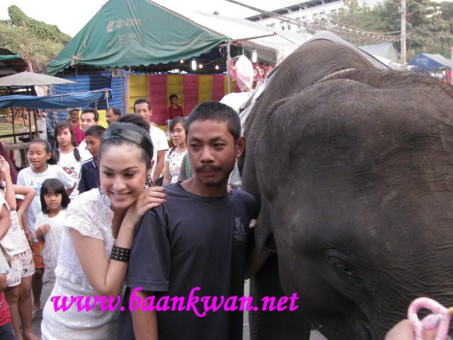 ขวัญ อุษามณี (รูปตอนไปทำบุญ)^___^