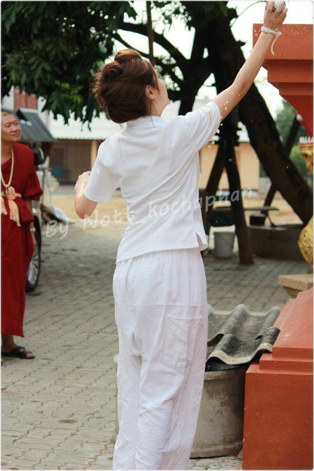 ขวัญ อุษามณี (รูปตอนไปทำบุญ)^___^