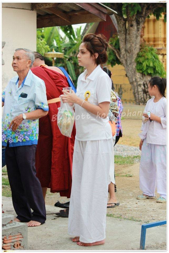 ขวัญ อุษามณี (รูปตอนไปทำบุญ)^___^