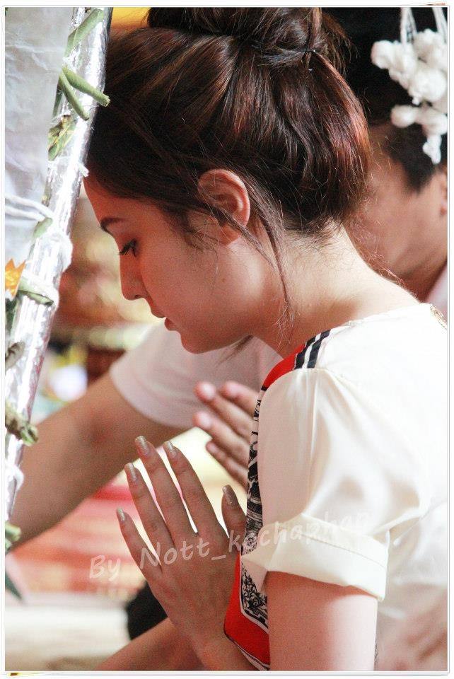 ขวัญ อุษามณี (รูปตอนไปทำบุญ)^___^