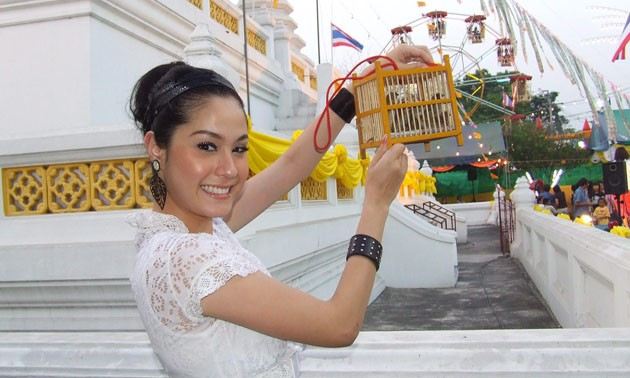 ขวัญ อุษามณี (รูปตอนไปทำบุญ)^___^