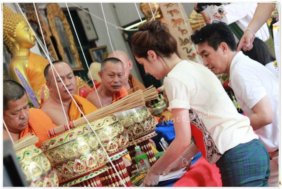 ขวัญ อุษามณี (รูปตอนไปทำบุญ)^___^