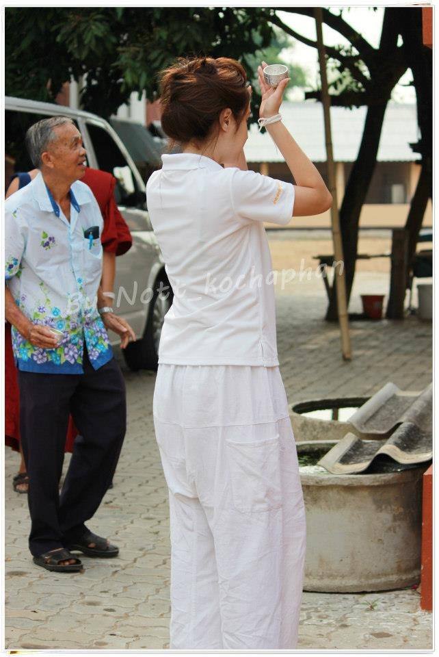 ขวัญ อุษามณี (รูปตอนไปทำบุญ)^___^