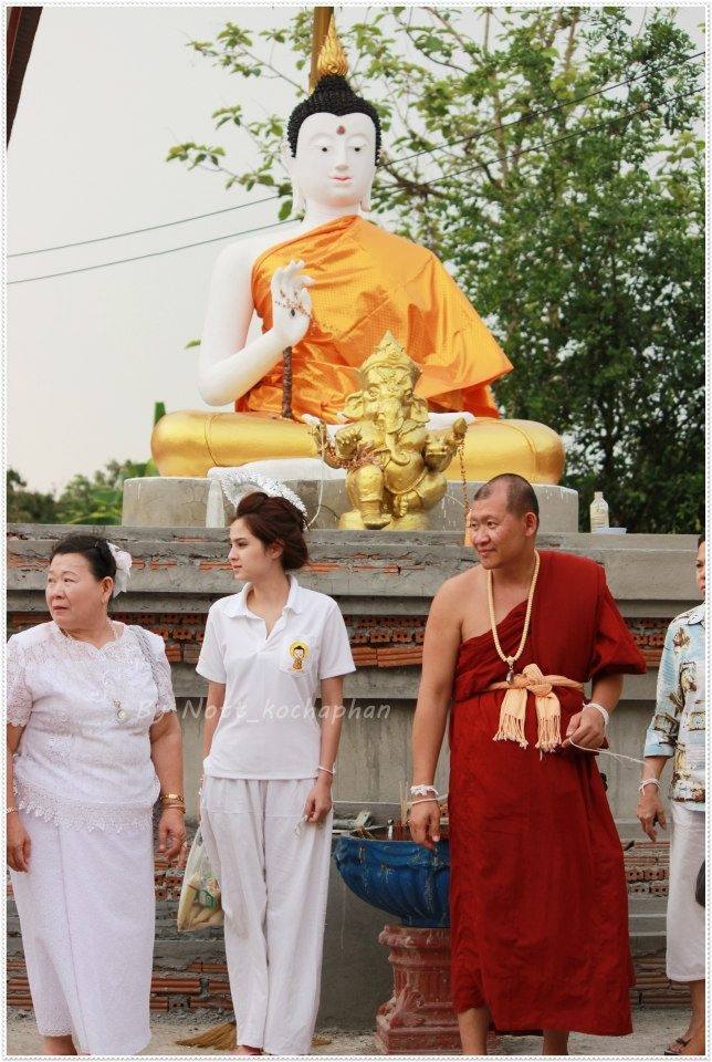 ขวัญ อุษามณี (รูปตอนไปทำบุญ)^___^