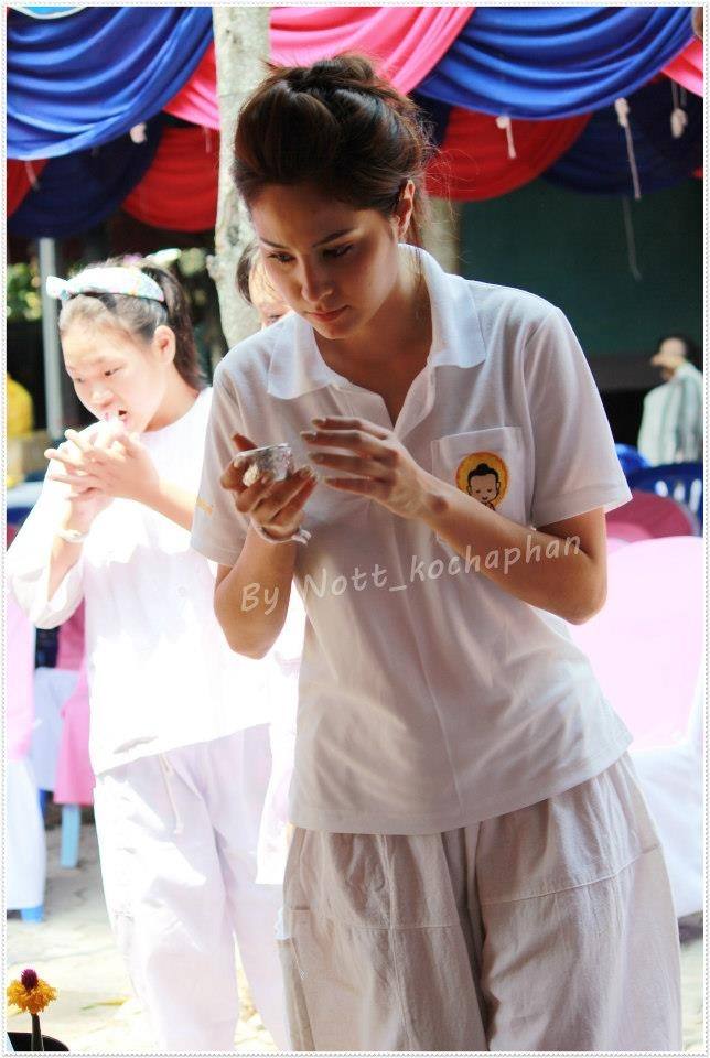 ขวัญ อุษามณี (รูปตอนไปทำบุญ)^___^