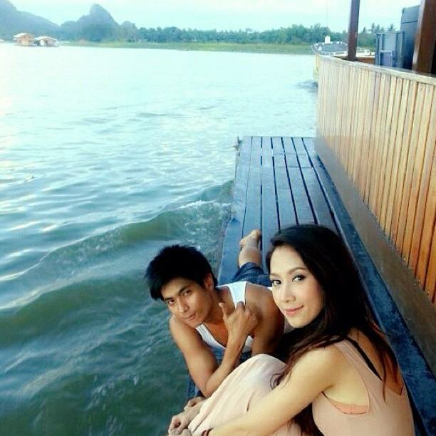 ยุ้ย ธัญญ์ พร้อมแก้งเพื่อน ปาร์ตี้สุดเฮฮาบนแพเมืองกาญจน์