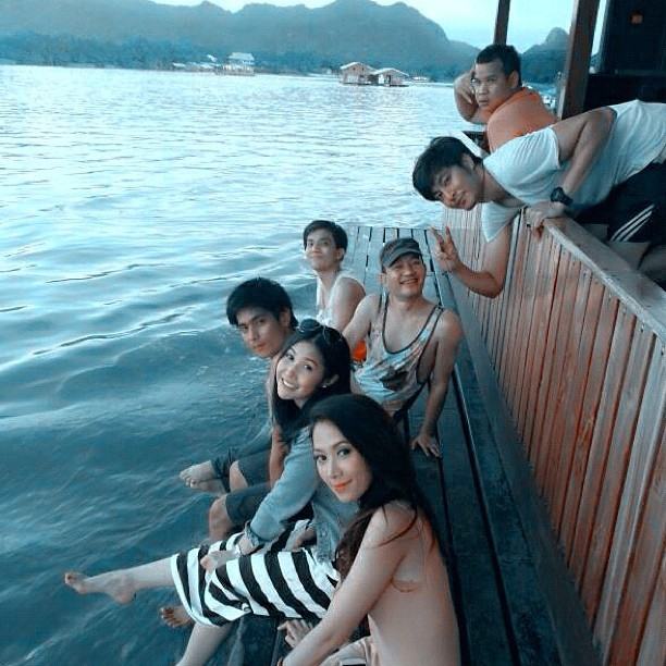ยุ้ย ธัญญ์ พร้อมแก้งเพื่อน ปาร์ตี้สุดเฮฮาบนแพเมืองกาญจน์