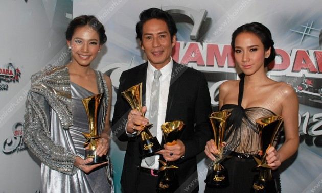 โหวตให้พี่อั้มกันค่ะ สยามดารา 2013 ปีที่แล้วพี่อั้มได้รางวัลป๊อปปูลาร์ฝ่ายหญิง และรางวัลพิเศษขวัญใจสื่อมวลชน