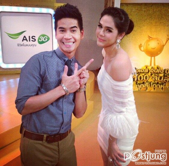 ชมพู่ อารยา แจกทอง กับเอไอเอส น้องอุ่นใจ