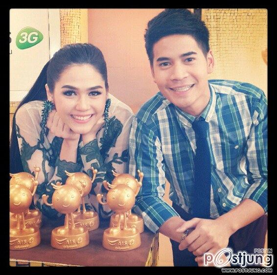 ชมพู่ อารยา แจกทอง กับเอไอเอส น้องอุ่นใจ