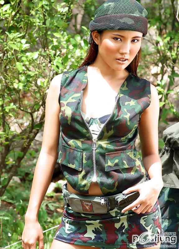 ทหารสาวสวยคม
