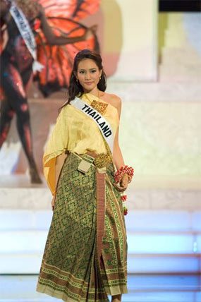 ในชุดประจำชาติที่สง่างาม