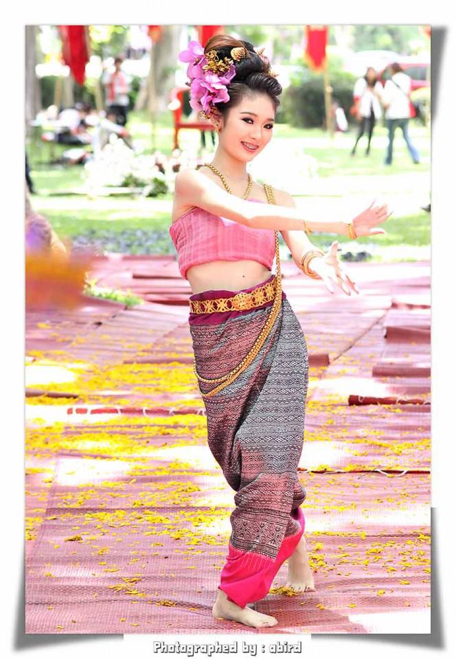 ฟ้อนสาวไหม โดย น้องพิม-พิมพัชร์ สัปจาตุระ พิธีไหว้ครู &ldquo; นบไหว้สา ครูบาอาจารย์ศิลป์ &rdquo; คณะวิจิตรศิลป์ มช. 2555