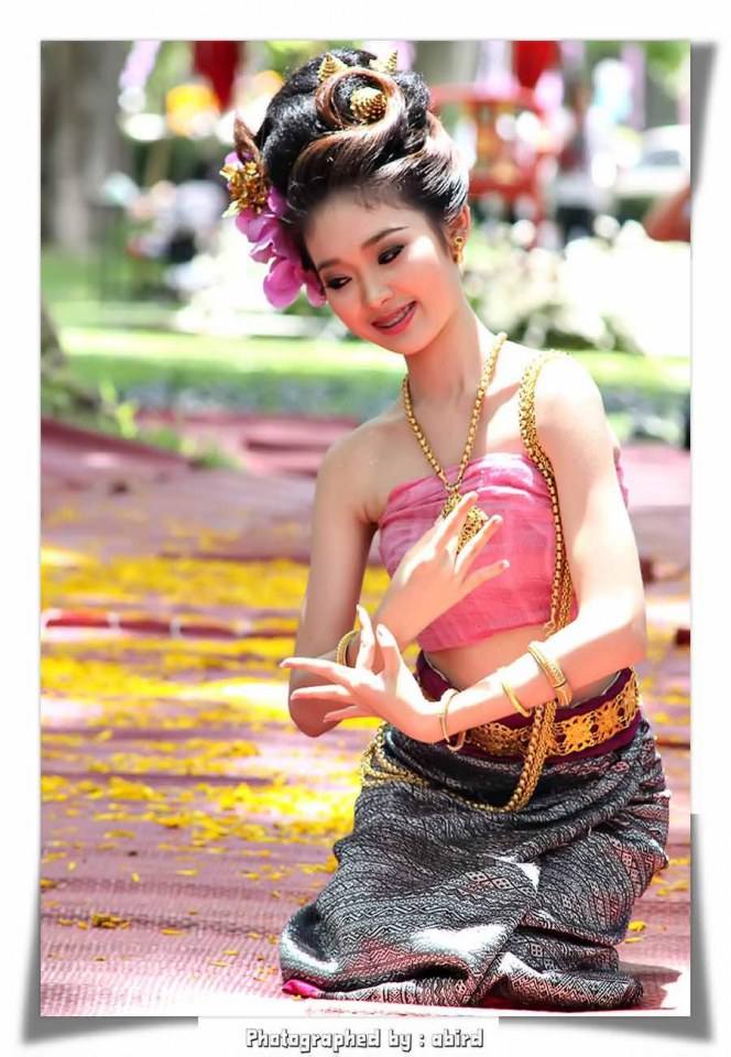 ฟ้อนสาวไหม โดย น้องพิม-พิมพัชร์ สัปจาตุระ พิธีไหว้ครู &ldquo; นบไหว้สา ครูบาอาจารย์ศิลป์ &rdquo; คณะวิจิตรศิลป์ มช. 2555