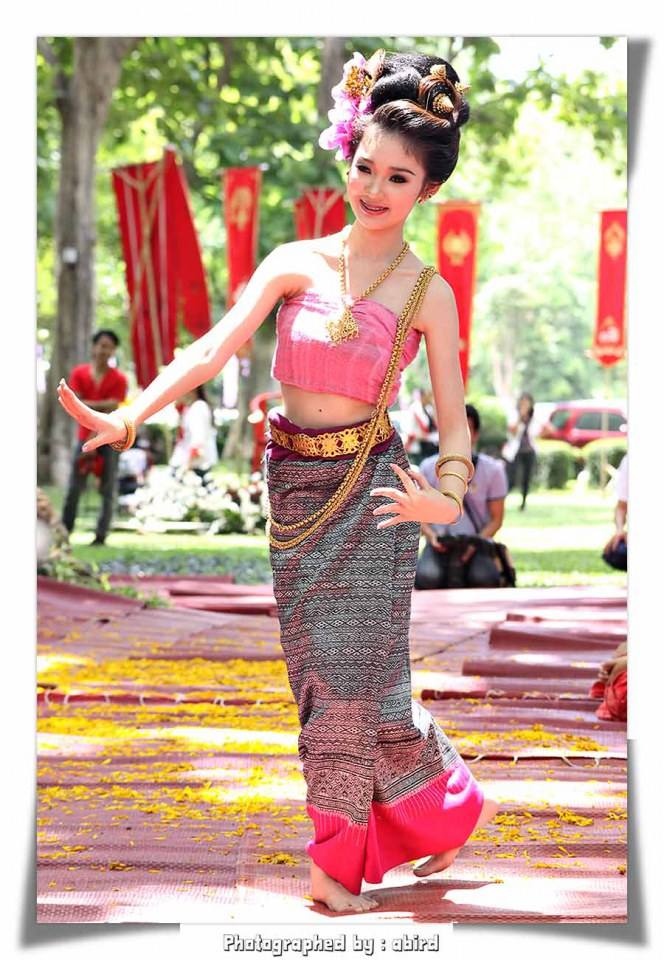 ฟ้อนสาวไหม โดย น้องพิม-พิมพัชร์ สัปจาตุระ พิธีไหว้ครู &ldquo; นบไหว้สา ครูบาอาจารย์ศิลป์ &rdquo; คณะวิจิตรศิลป์ มช. 2555