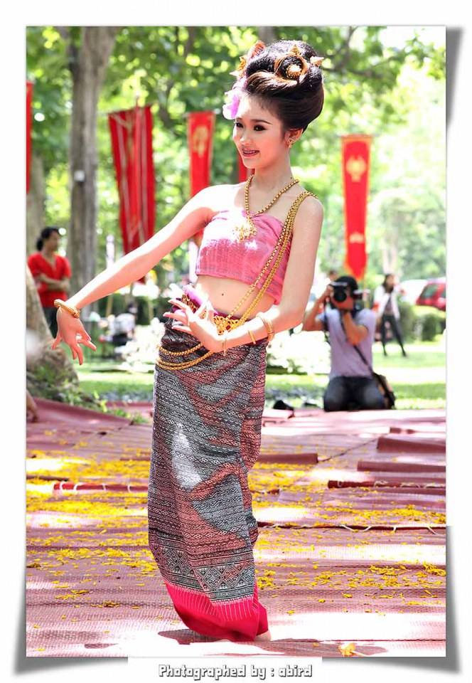 ฟ้อนสาวไหม โดย น้องพิม-พิมพัชร์ สัปจาตุระ พิธีไหว้ครู &ldquo; นบไหว้สา ครูบาอาจารย์ศิลป์ &rdquo; คณะวิจิตรศิลป์ มช. 2555