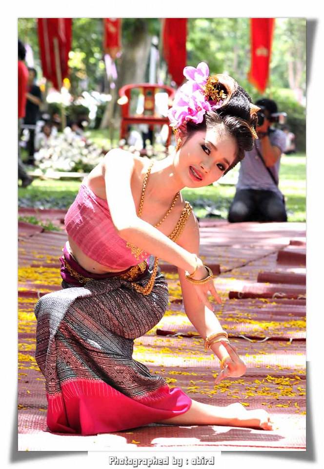 ฟ้อนสาวไหม โดย น้องพิม-พิมพัชร์ สัปจาตุระ พิธีไหว้ครู &ldquo; นบไหว้สา ครูบาอาจารย์ศิลป์ &rdquo; คณะวิจิตรศิลป์ มช. 2555