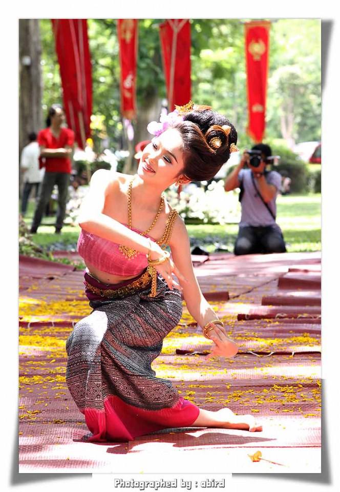 ฟ้อนสาวไหม โดย น้องพิม-พิมพัชร์ สัปจาตุระ พิธีไหว้ครู &ldquo; นบไหว้สา ครูบาอาจารย์ศิลป์ &rdquo; คณะวิจิตรศิลป์ มช. 2555