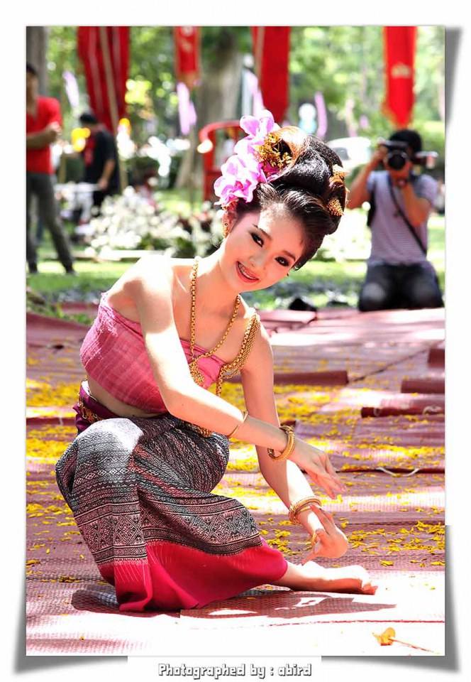 ฟ้อนสาวไหม โดย น้องพิม-พิมพัชร์ สัปจาตุระ พิธีไหว้ครู &ldquo; นบไหว้สา ครูบาอาจารย์ศิลป์ &rdquo; คณะวิจิตรศิลป์ มช. 2555
