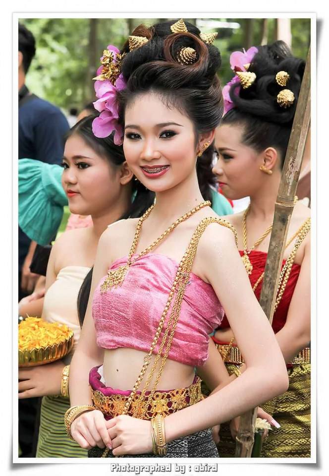 ฟ้อนสาวไหม โดย น้องพิม-พิมพัชร์ สัปจาตุระ พิธีไหว้ครู &ldquo; นบไหว้สา ครูบาอาจารย์ศิลป์ &rdquo; คณะวิจิตรศิลป์ มช. 2555