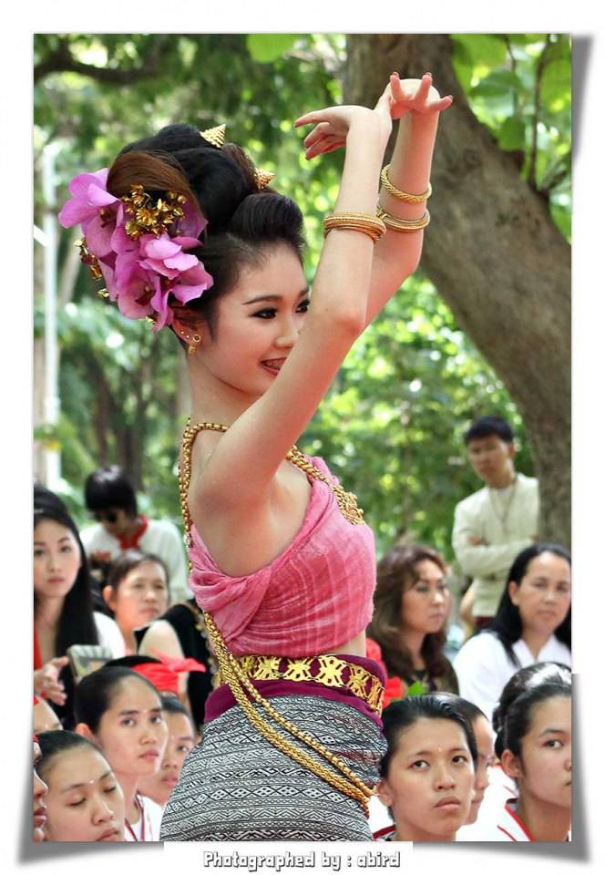 ฟ้อนสาวไหม โดย น้องพิม-พิมพัชร์ สัปจาตุระ พิธีไหว้ครู &ldquo; นบไหว้สา ครูบาอาจารย์ศิลป์ &rdquo; คณะวิจิตรศิลป์ มช. 2555