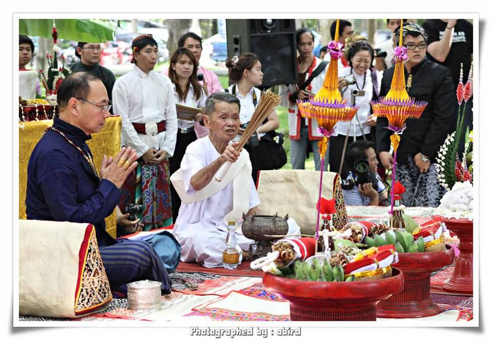 พิธีไหว้ครู &ldquo; นบไหว้สา ครูบาอาจารย์ศิลป์ &rdquo; คณะวิจิตรศิลป์ มช. 2555 [12 กรกฎาคม 2555]