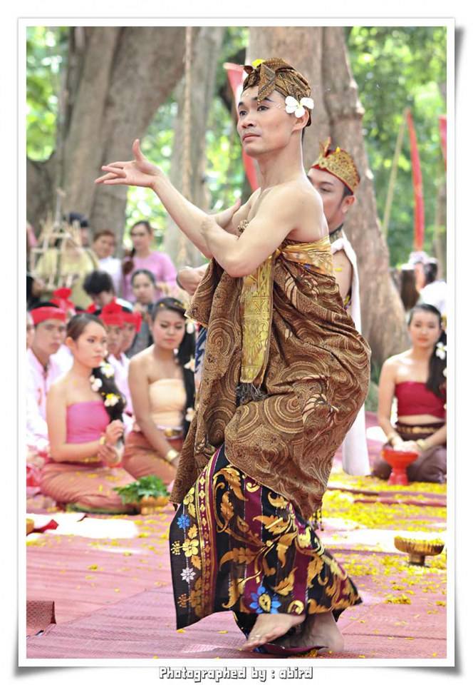 พิธีไหว้ครู &ldquo; นบไหว้สา ครูบาอาจารย์ศิลป์ &rdquo; คณะวิจิตรศิลป์ มช. 2555 [12 กรกฎาคม 2555]