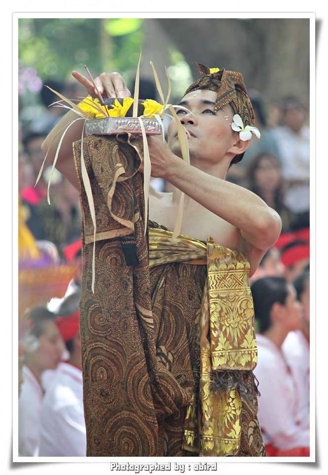 พิธีไหว้ครู &ldquo; นบไหว้สา ครูบาอาจารย์ศิลป์ &rdquo; คณะวิจิตรศิลป์ มช. 2555 [12 กรกฎาคม 2555]