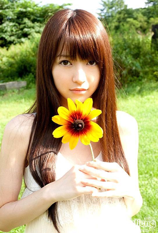ดอกไม้สวยๆ..กับสาวบ้านนอก..ขี้เหล่เน๊อะ