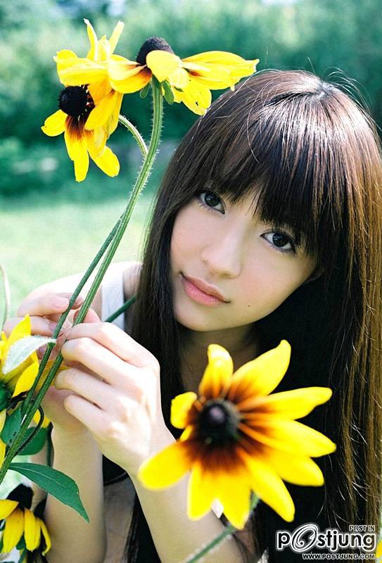 ดอกไม้สวยๆ..กับสาวบ้านนอก..ขี้เหล่เน๊อะ
