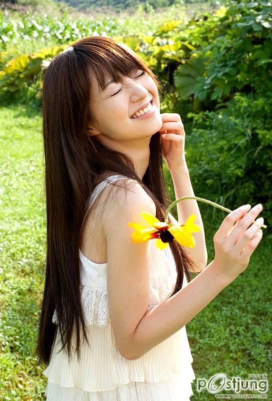 ดอกไม้สวยๆ..กับสาวบ้านนอก..ขี้เหล่เน๊อะ