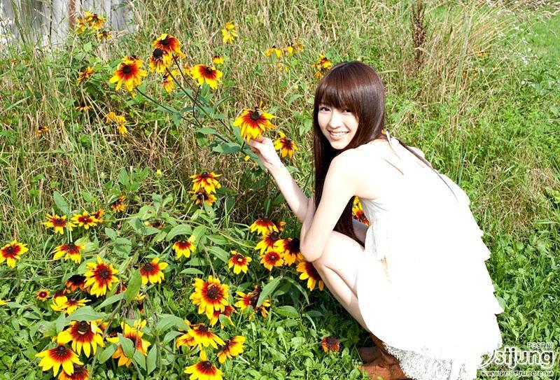 ดอกไม้สวยๆ..กับสาวบ้านนอก..ขี้เหล่เน๊อะ