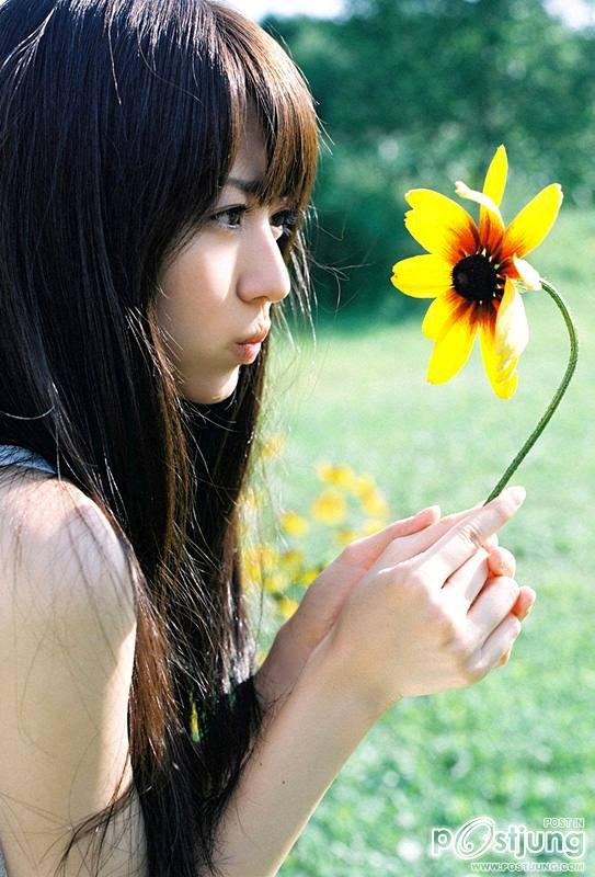 ดอกไม้สวยๆ..กับสาวบ้านนอก..ขี้เหล่เน๊อะ