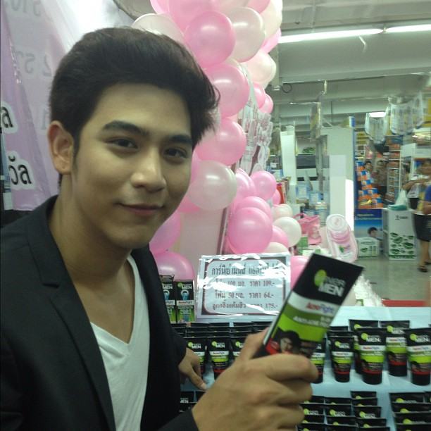 พอร์ช @ garnier men acno fight