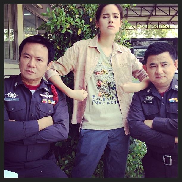 ญาญ่า อุรัสยา กับลุคสุดห้าว ในละคร ดาวเรือง